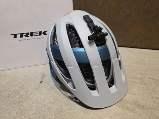 Helme von Trek, TREK BLAZE WAVECEL FAHRRADHELM / GRAVEL DARK AQUATIC vor USEDBIKES - OB.DE Hintergrund