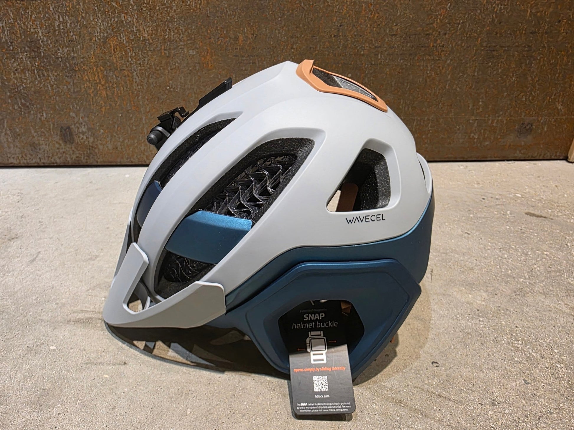 Helme von Trek, TREK BLAZE WAVECEL FAHRRADHELM / GRAVEL DARK AQUATIC vor USEDBIKES - OB.DE Hintergrund