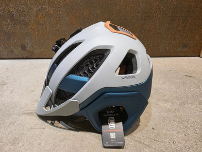 Helme von Trek, TREK BLAZE WAVECEL FAHRRADHELM / GRAVEL DARK AQUATIC vor USEDBIKES - OB.DE Hintergrund
