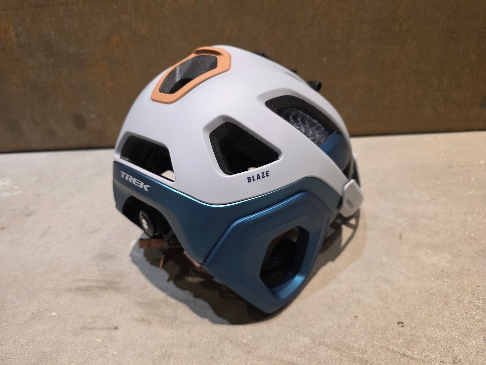 Helme von Trek, TREK BLAZE WAVECEL FAHRRADHELM / GRAVEL DARK AQUATIC vor USEDBIKES - OB.DE Hintergrund