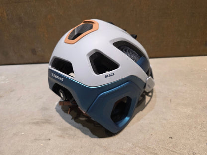 Helme von Trek, TREK BLAZE WAVECEL FAHRRADHELM / GRAVEL DARK AQUATIC vor USEDBIKES - OB.DE Hintergrund