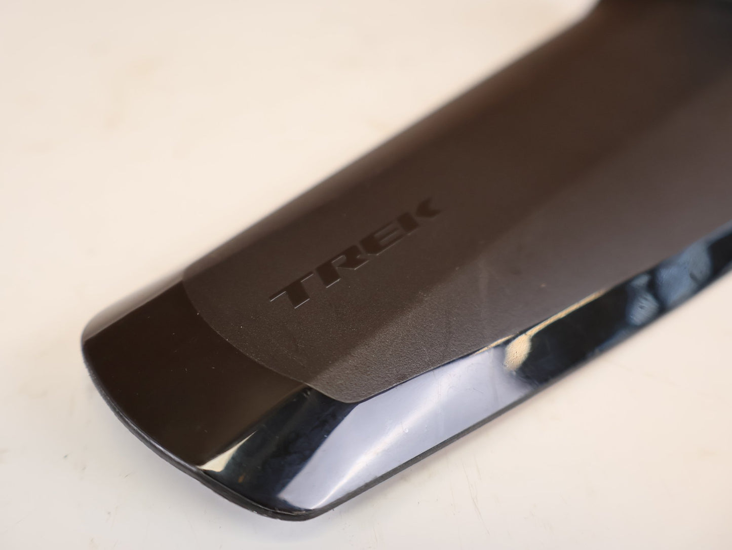 Schutzbleche, Gepäckträger & Körbe von Trek, TREK BLENDR FENDR SPRITZSCHUTZ STECKSCHUTZBLECH SATTEL vor USEDBIKES-OB.DE Hintergrund