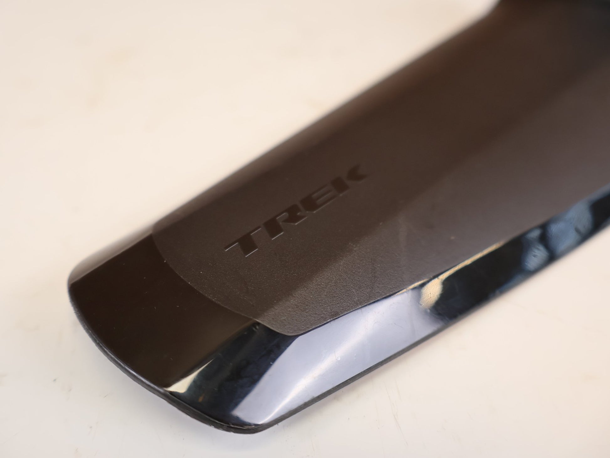 Schutzbleche, Gepäckträger & Körbe von Trek, TREK BLENDR FENDR SPRITZSCHUTZ STECKSCHUTZBLECH SATTEL vor USEDBIKES-OB.DE Hintergrund