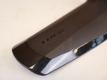 Schutzbleche, Gepäckträger & Körbe von Trek, TREK BLENDR FENDR SPRITZSCHUTZ STECKSCHUTZBLECH SATTEL vor USEDBIKES-OB.DE Hintergrund