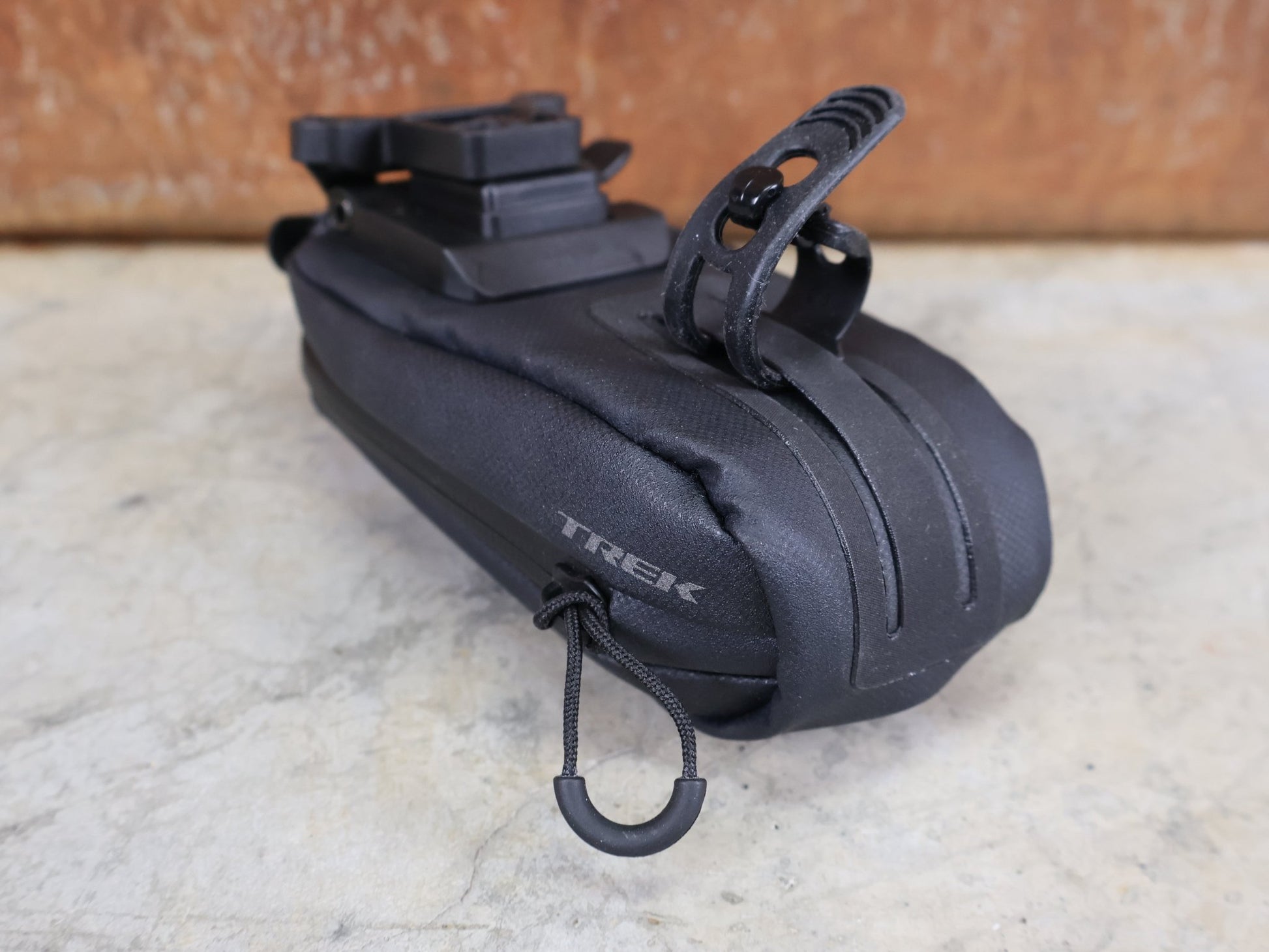 Taschen & Rucksäcke von Trek, TREK BLENDR SATTELTASCHE – 0,3 LITER / DIREKTMONTAGE / RÜCKLICHT & BLENDR FENDR KOMPATIBEL vor USEDBIKES - OB.DE Hintergrund