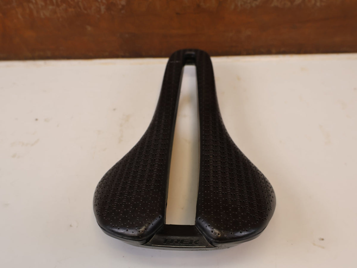 Sattel von Trek, TREK BONTRAGER AEOLUS PRO AIRLOOM CARBON SATTEL 145 MM 3D vor USEDBIKES-OB.DE Hintergrund
