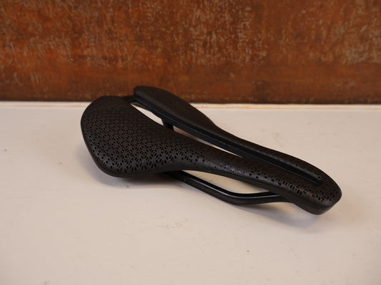 Sattel von Trek, TREK BONTRAGER AEOLUS PRO AIRLOOM CARBON SATTEL 155 MM 3D vor USEDBIKES-OB.DE Hintergrund