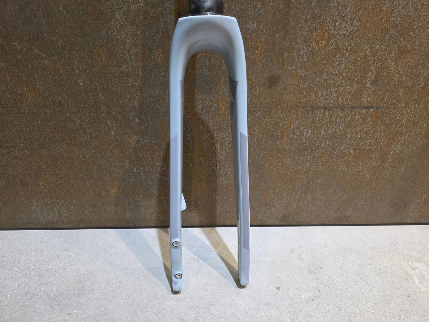Federgabel, Gabel & Dämpfer von Trek, TREK BOONE GEN 3 GABEL / 700C RIGID FORK / PLASMA GREY PEARL vor USEDBIKES - OB.DE Hintergrund