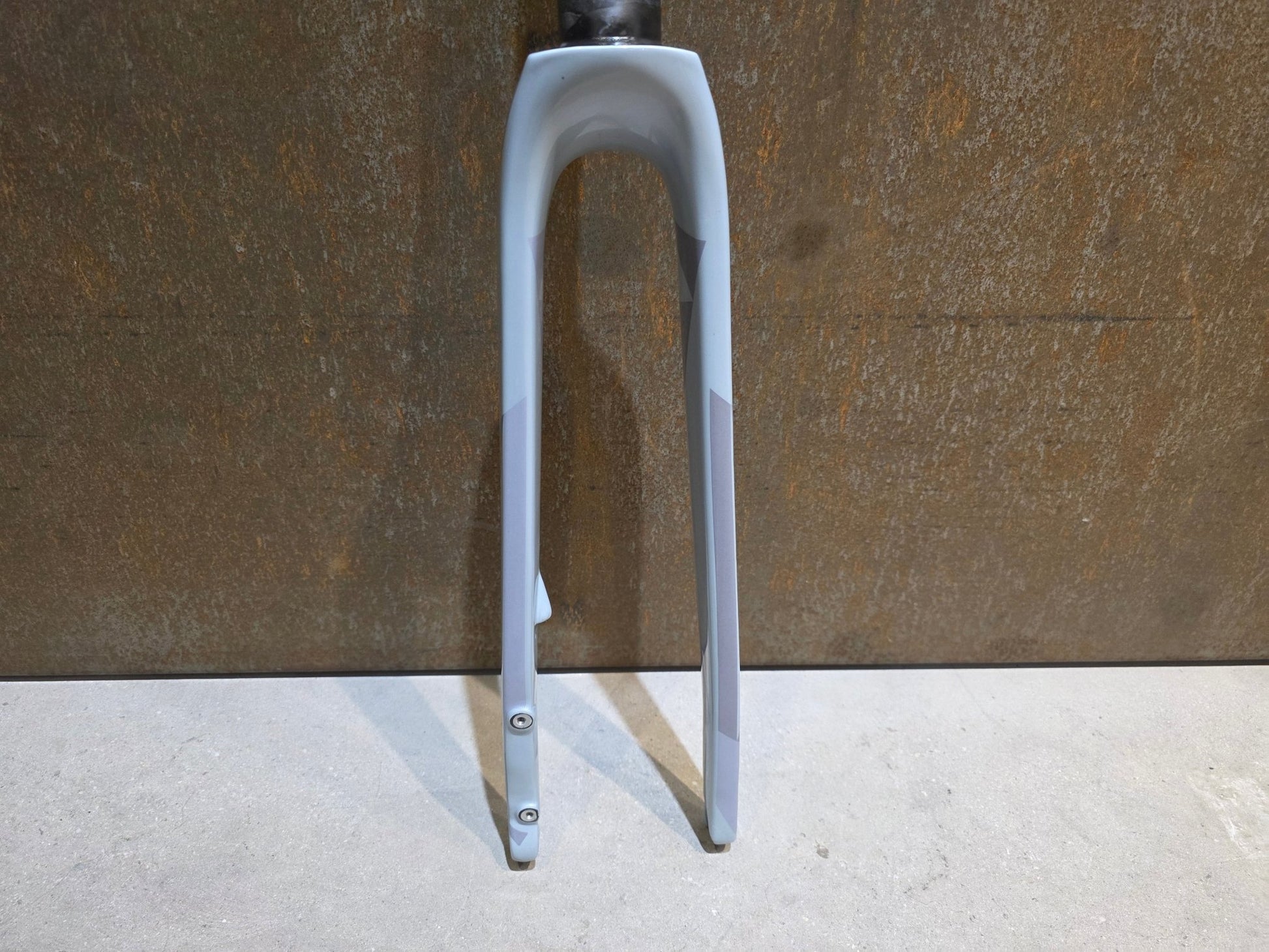 Federgabel, Gabel & Dämpfer von Trek, TREK BOONE GEN 3 GABEL / 700C RIGID FORK / PLASMA GREY PEARL vor USEDBIKES - OB.DE Hintergrund