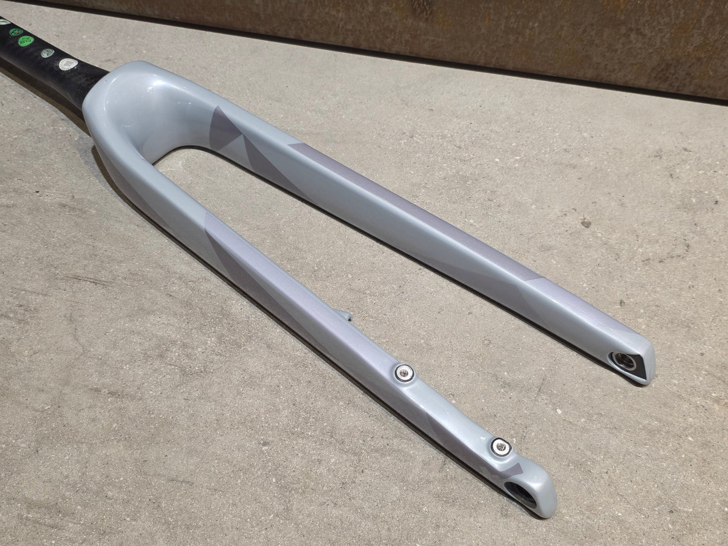 Federgabel, Gabel & Dämpfer von Trek, TREK BOONE GEN 3 GABEL / 700C RIGID FORK / PLASMA GREY PEARL vor USEDBIKES - OB.DE Hintergrund