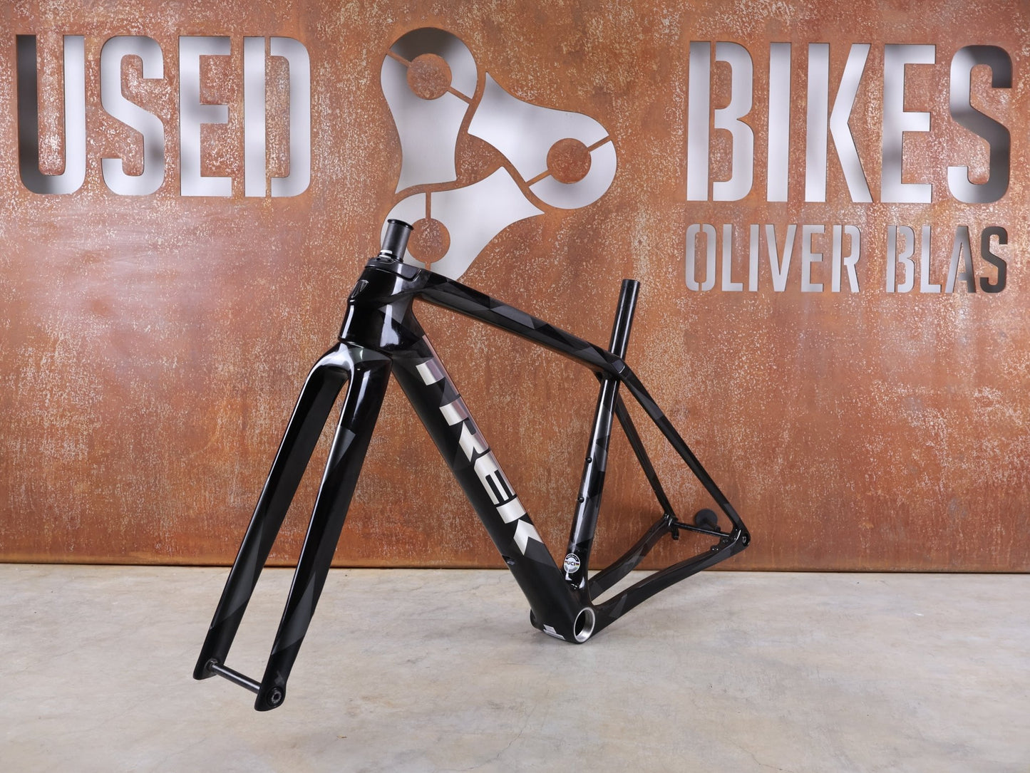 Gravel - /Cyclocrossrahmen von Trek, TREK BOONE RAHMENSET / CARBON SMOKE / LITHIUM GREY / TREK BLACK / DISC / 49CM vor USEDBIKES - OB.DE Hintergrund