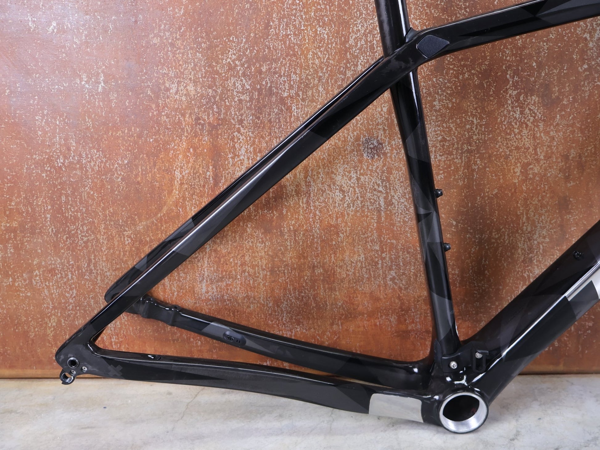 Gravel - /Cyclocrossrahmen von Trek, TREK BOONE RAHMENSET / CARBON SMOKE / LITHIUM GREY / TREK BLACK / DISC / 49CM vor USEDBIKES - OB.DE Hintergrund