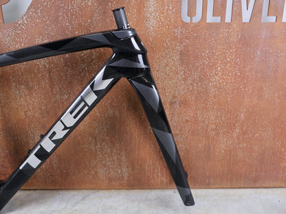 Gravel - /Cyclocrossrahmen von Trek, TREK BOONE RAHMENSET / CARBON SMOKE / LITHIUM GREY / TREK BLACK / DISC / 49CM vor USEDBIKES - OB.DE Hintergrund