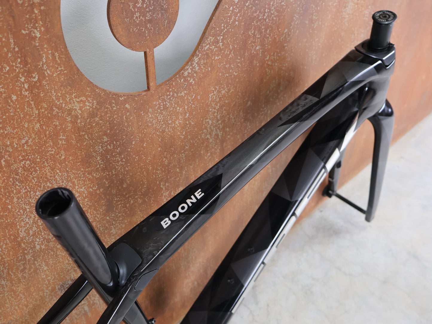 Gravel - /Cyclocrossrahmen von Trek, TREK BOONE RAHMENSET / CARBON SMOKE / LITHIUM GREY / TREK BLACK / DISC / 49CM vor USEDBIKES - OB.DE Hintergrund