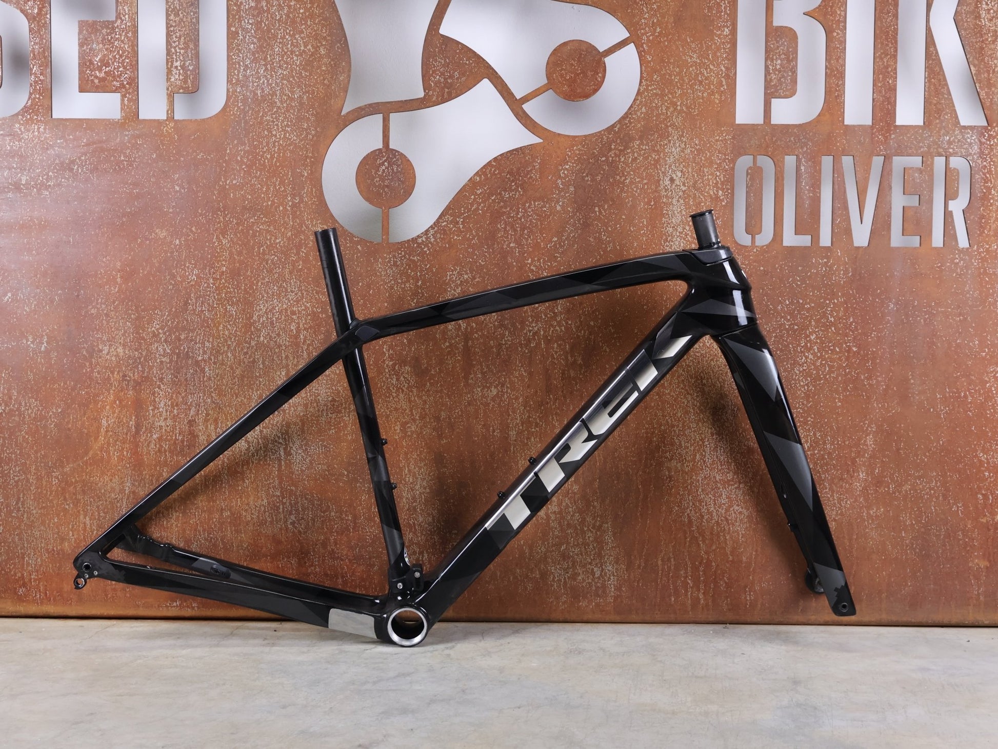 Gravel - /Cyclocrossrahmen von Trek, TREK BOONE RAHMENSET / CARBON SMOKE / LITHIUM GREY / TREK BLACK / DISC / 49CM vor USEDBIKES - OB.DE Hintergrund