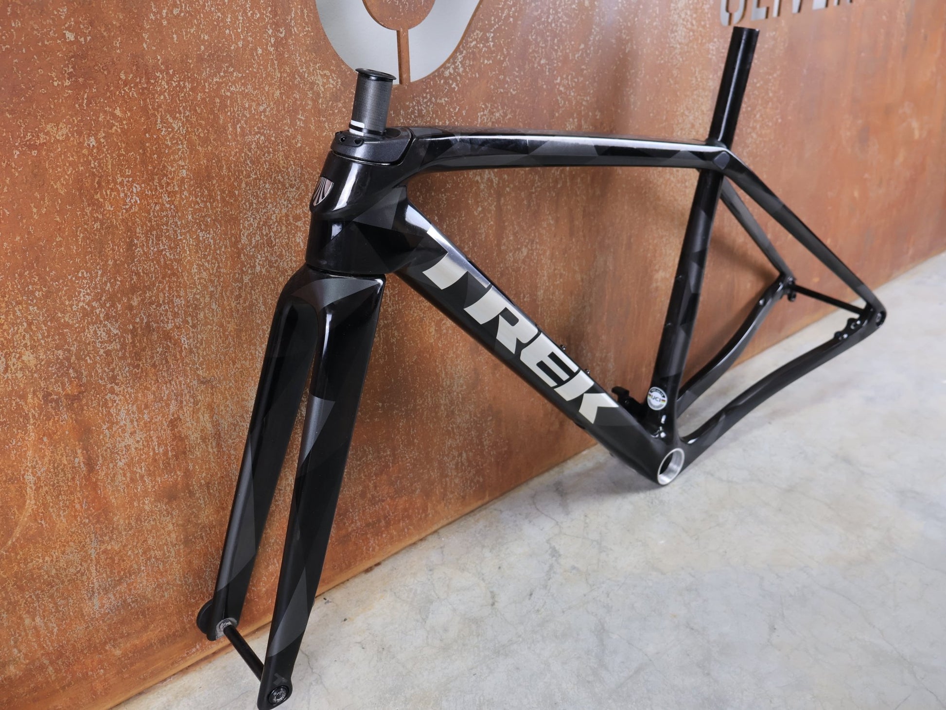 Gravel - /Cyclocrossrahmen von Trek, TREK BOONE RAHMENSET / CARBON SMOKE / LITHIUM GREY / TREK BLACK / DISC / 49CM vor USEDBIKES - OB.DE Hintergrund