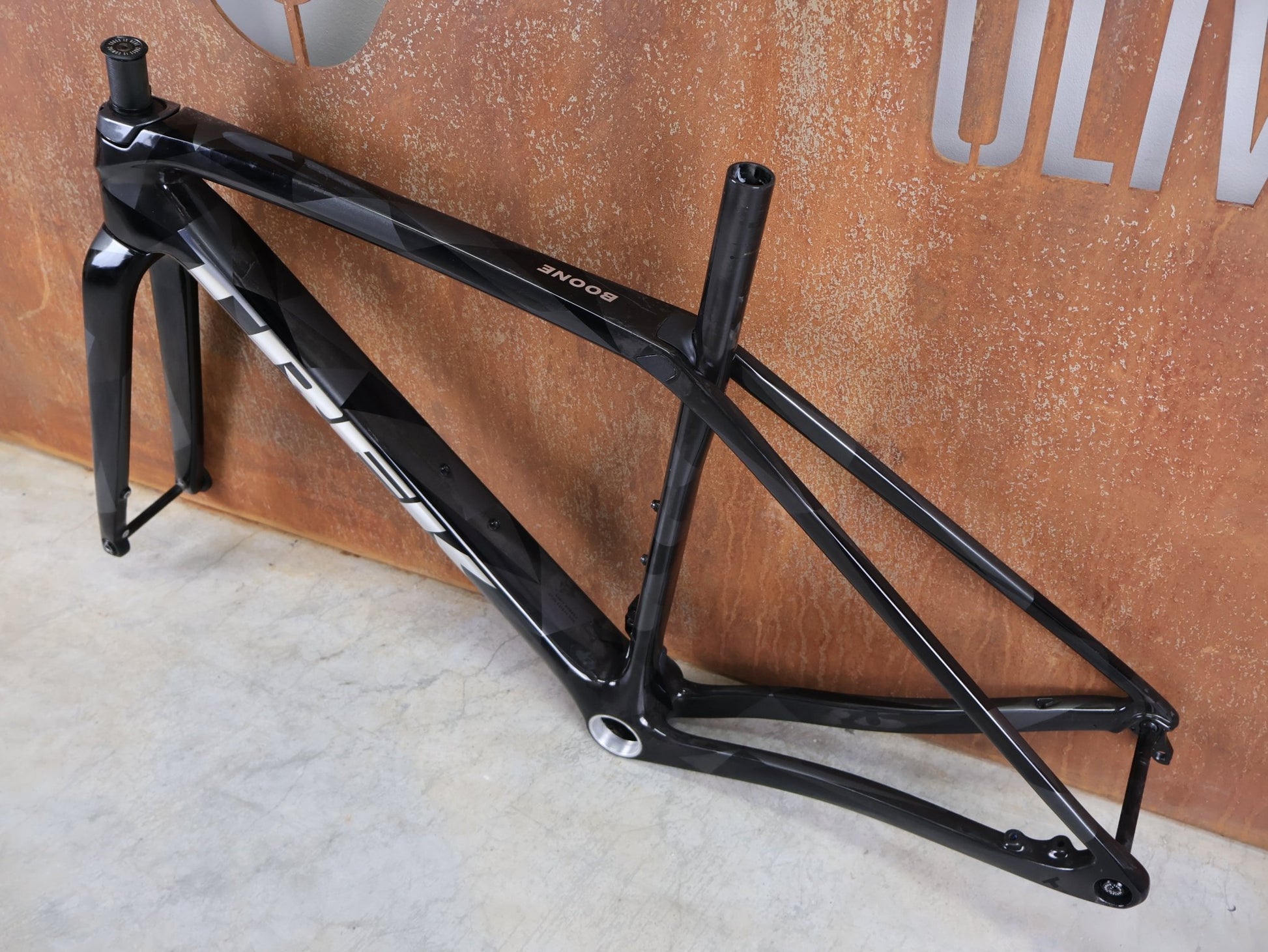 Gravel - /Cyclocrossrahmen von Trek, TREK BOONE RAHMENSET / CARBON SMOKE / LITHIUM GREY / TREK BLACK / DISC / 49CM vor USEDBIKES - OB.DE Hintergrund