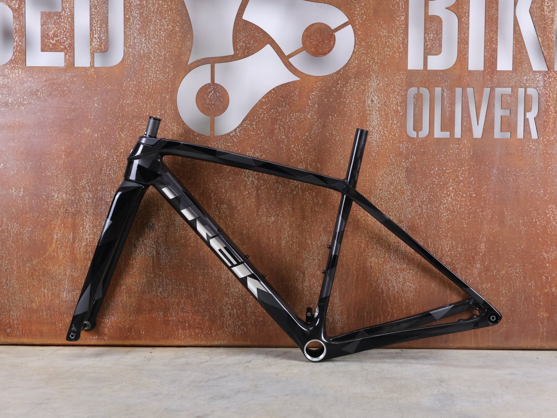 Gravel - /Cyclocrossrahmen von Trek, TREK BOONE RAHMENSET / CARBON SMOKE / LITHIUM GREY / TREK BLACK / DISC / 49CM vor USEDBIKES - OB.DE Hintergrund