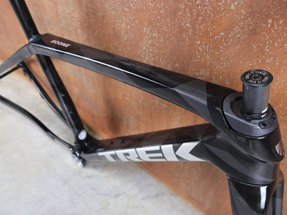 Gravel - /Cyclocrossrahmen von Trek, TREK BOONE RAHMENSET / CARBON SMOKE / LITHIUM GREY / TREK BLACK / DISC / 49CM vor USEDBIKES - OB.DE Hintergrund