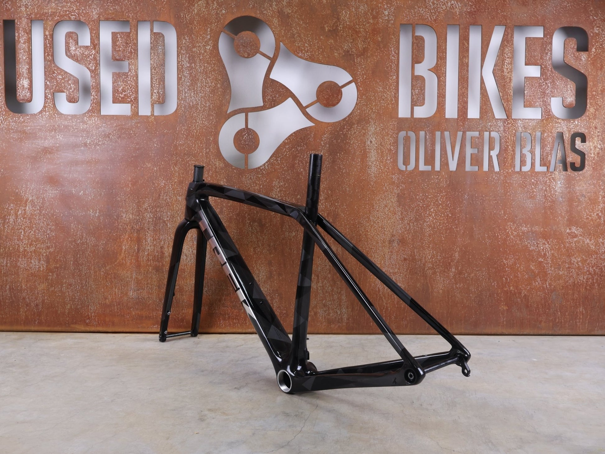 Gravel - /Cyclocrossrahmen von Trek, TREK BOONE RAHMENSET / CARBON SMOKE / LITHIUM GREY / TREK BLACK / DISC / 49CM vor USEDBIKES - OB.DE Hintergrund