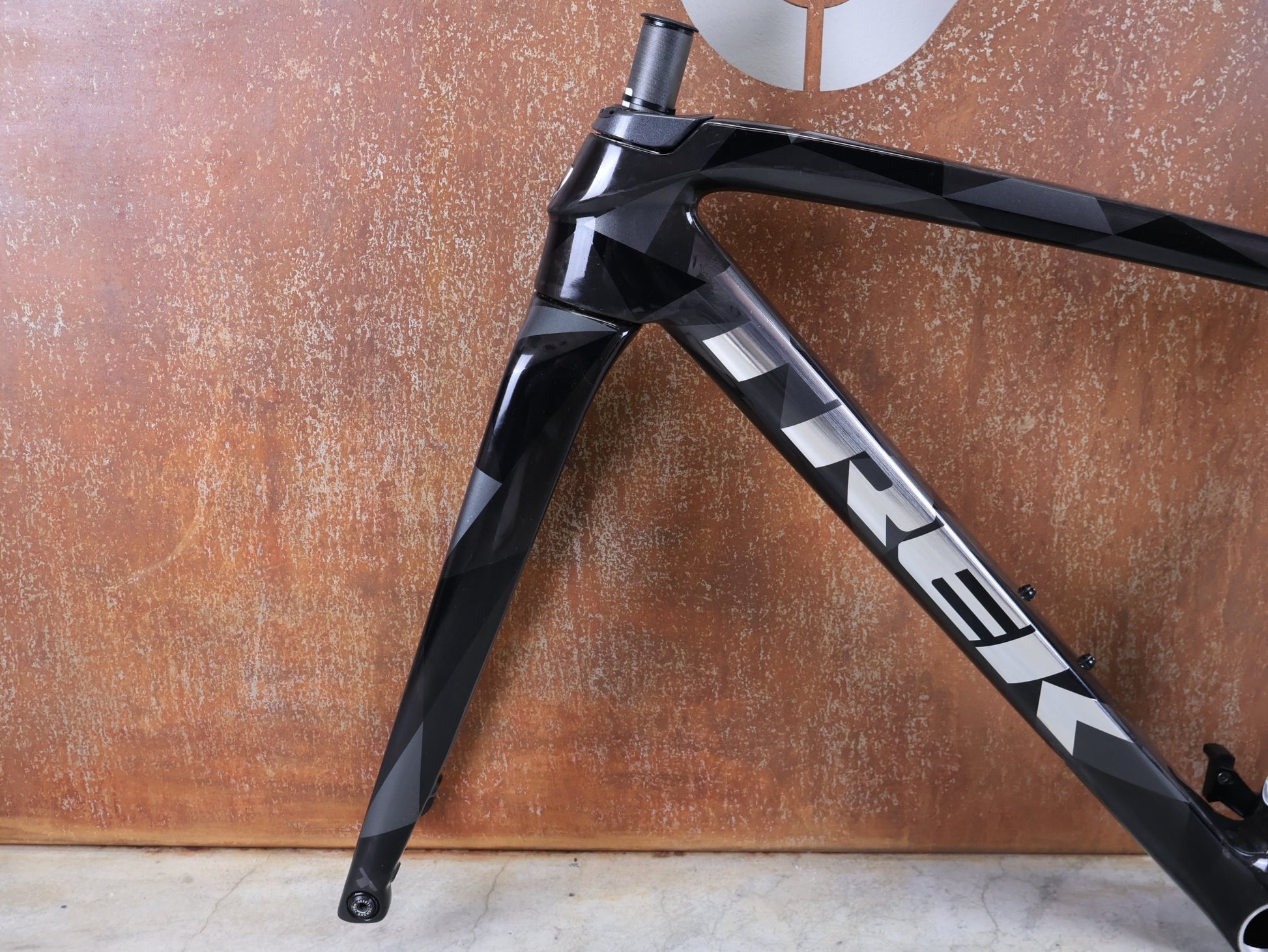 Gravel - /Cyclocrossrahmen von Trek, TREK BOONE RAHMENSET / CARBON SMOKE / LITHIUM GREY / TREK BLACK / DISC / 49CM vor USEDBIKES - OB.DE Hintergrund