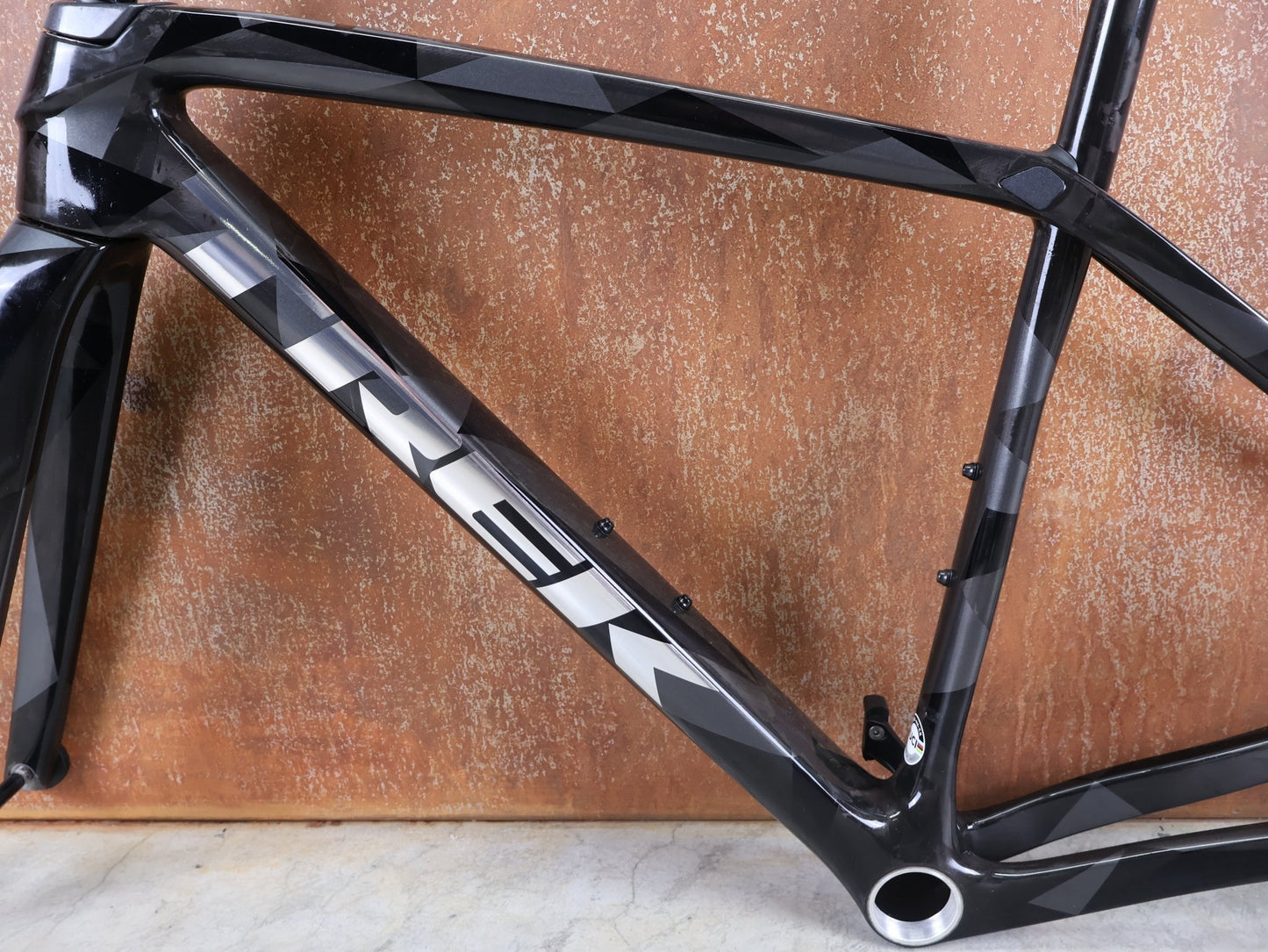 Gravel - /Cyclocrossrahmen von Trek, TREK BOONE RAHMENSET / CARBON SMOKE / LITHIUM GREY / TREK BLACK / DISC / 49CM vor USEDBIKES - OB.DE Hintergrund