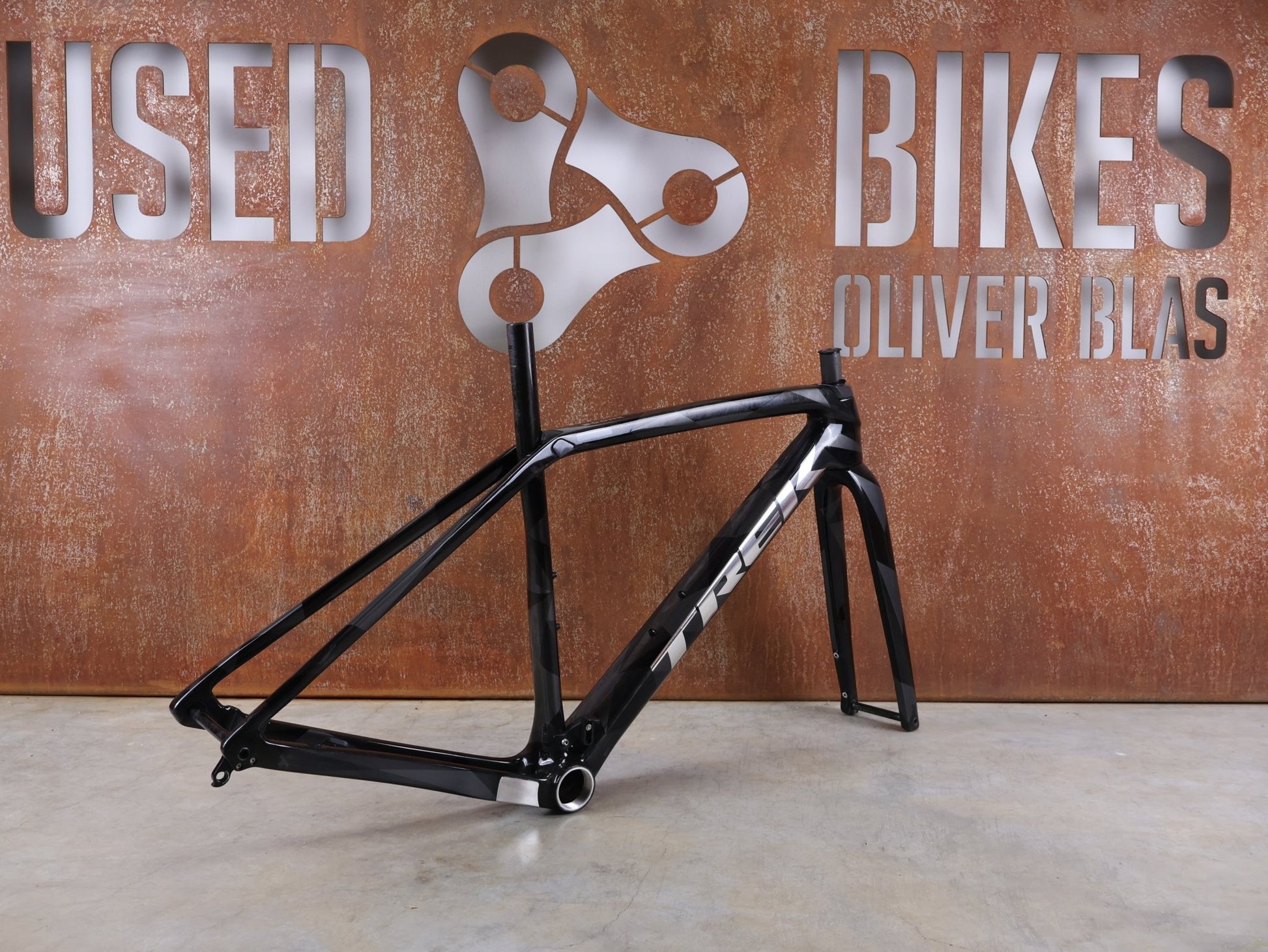 Gravel - /Cyclocrossrahmen von Trek, TREK BOONE RAHMENSET / CARBON SMOKE / LITHIUM GREY / TREK BLACK / DISC / 49CM vor USEDBIKES - OB.DE Hintergrund