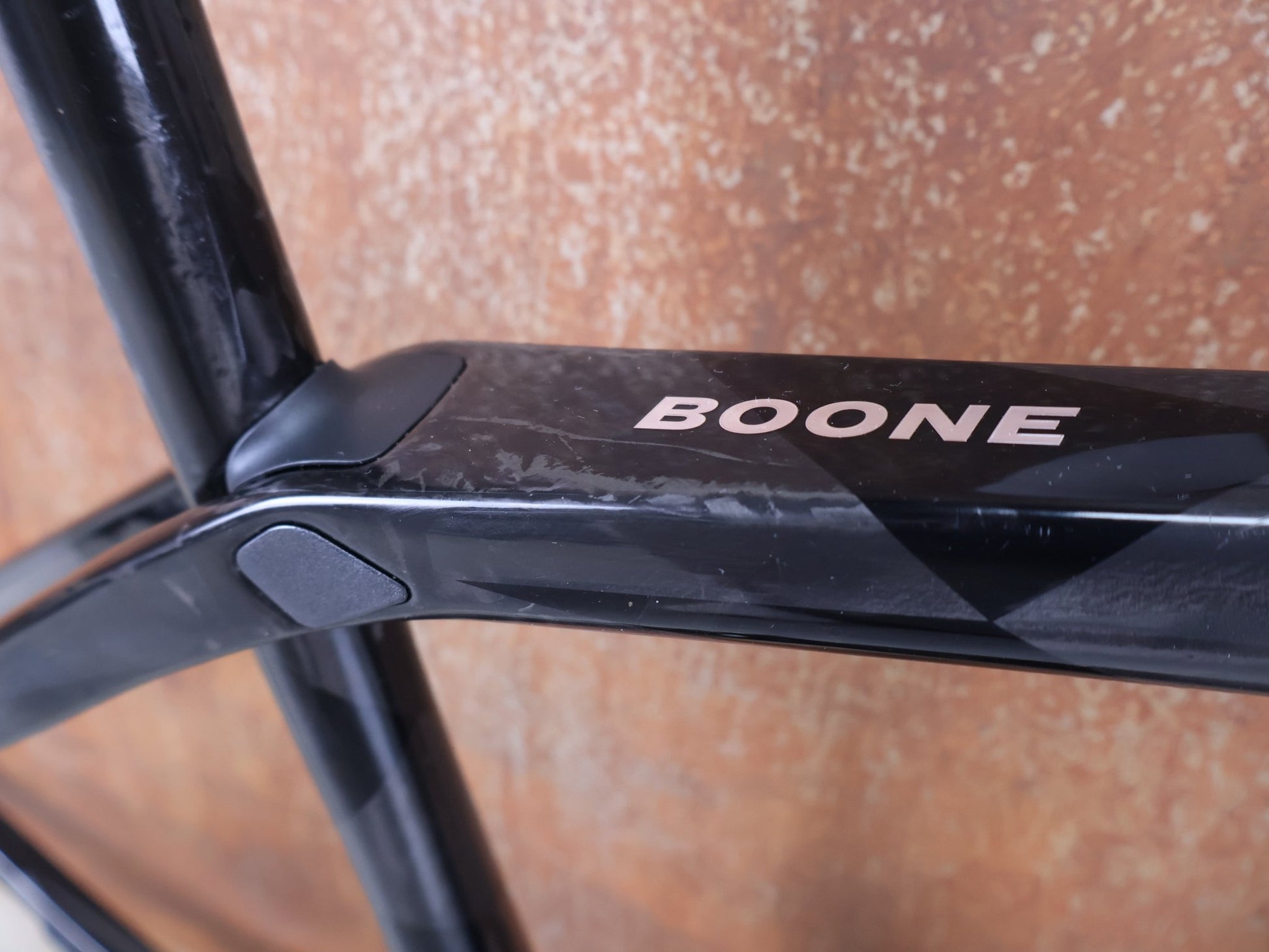 Gravel - /Cyclocrossrahmen von Trek, TREK BOONE RAHMENSET / CARBON SMOKE / LITHIUM GREY / TREK BLACK / DISC / 49CM vor USEDBIKES - OB.DE Hintergrund