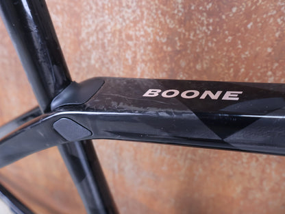 Gravel - /Cyclocrossrahmen von Trek, TREK BOONE RAHMENSET / CARBON SMOKE / LITHIUM GREY / TREK BLACK / DISC / 49CM vor USEDBIKES - OB.DE Hintergrund