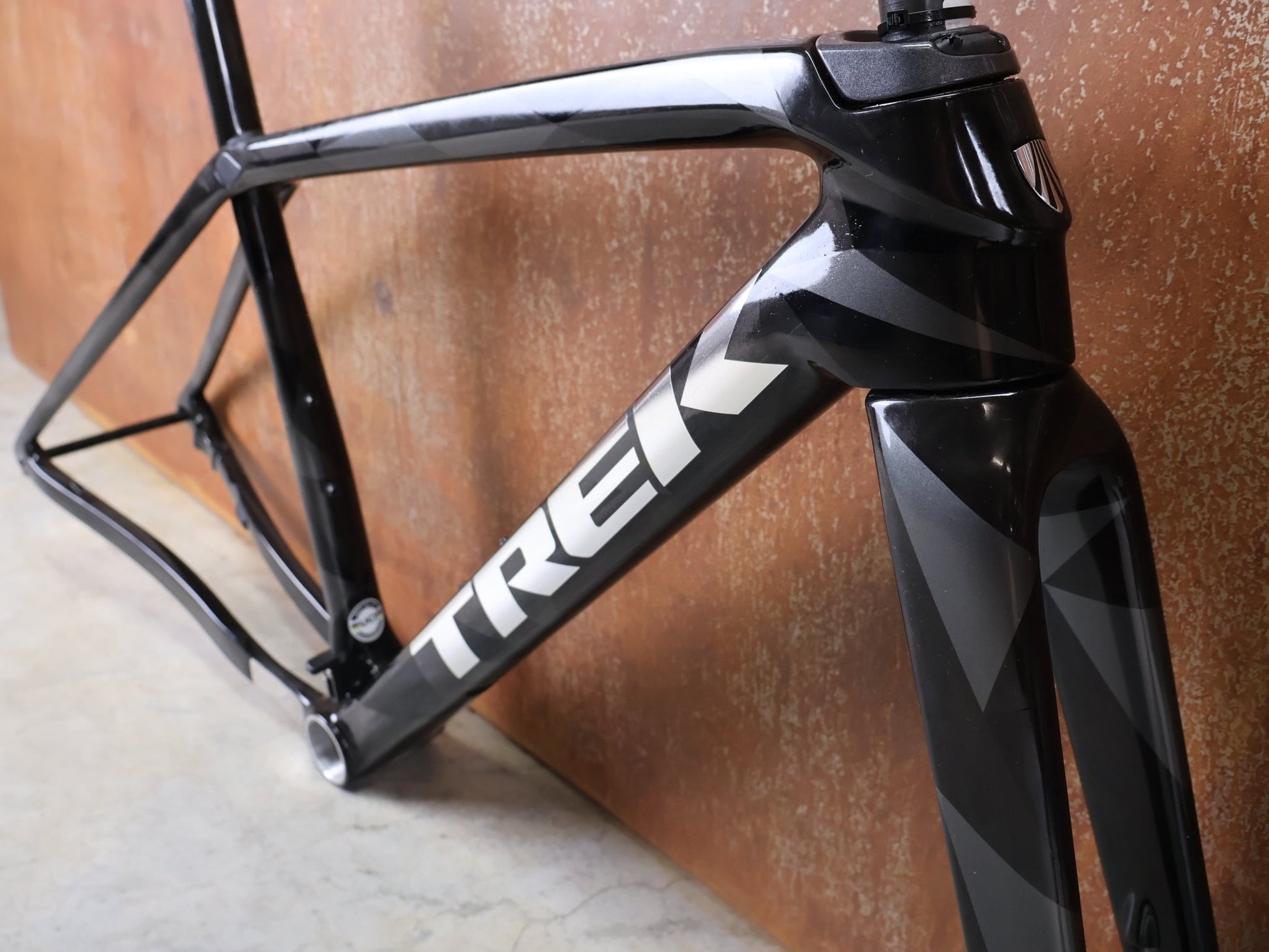 Gravel - /Cyclocrossrahmen von Trek, TREK BOONE RAHMENSET / CARBON SMOKE / LITHIUM GREY / TREK BLACK / DISC / 49CM vor USEDBIKES - OB.DE Hintergrund