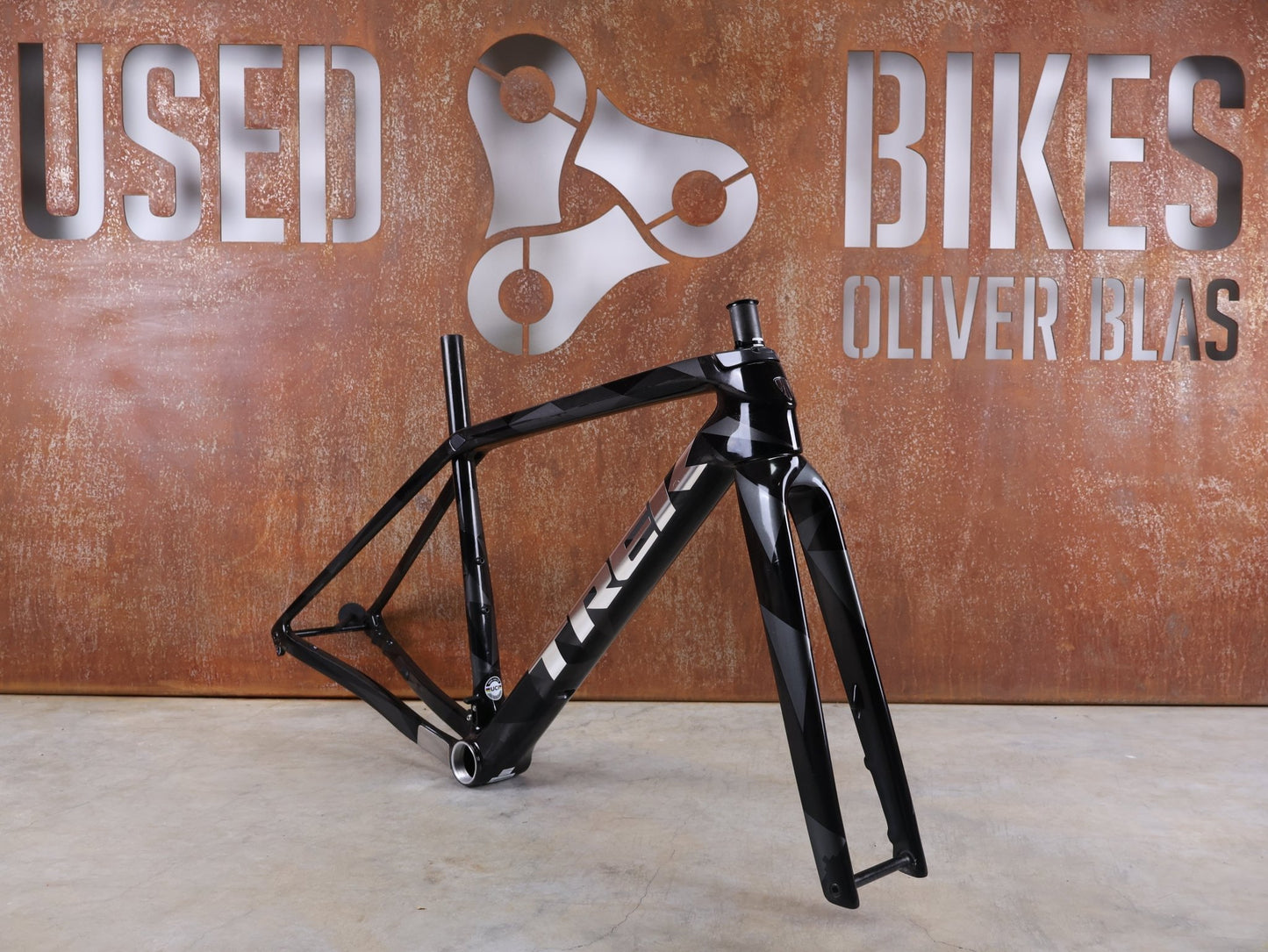 Gravel - /Cyclocrossrahmen von Trek, TREK BOONE RAHMENSET / CARBON SMOKE / LITHIUM GREY / TREK BLACK / DISC / 49CM vor USEDBIKES - OB.DE Hintergrund