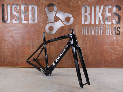 Gravel - /Cyclocrossrahmen von Trek, TREK BOONE RAHMENSET / CARBON SMOKE / LITHIUM GREY / TREK BLACK / DISC / 49CM vor USEDBIKES - OB.DE Hintergrund