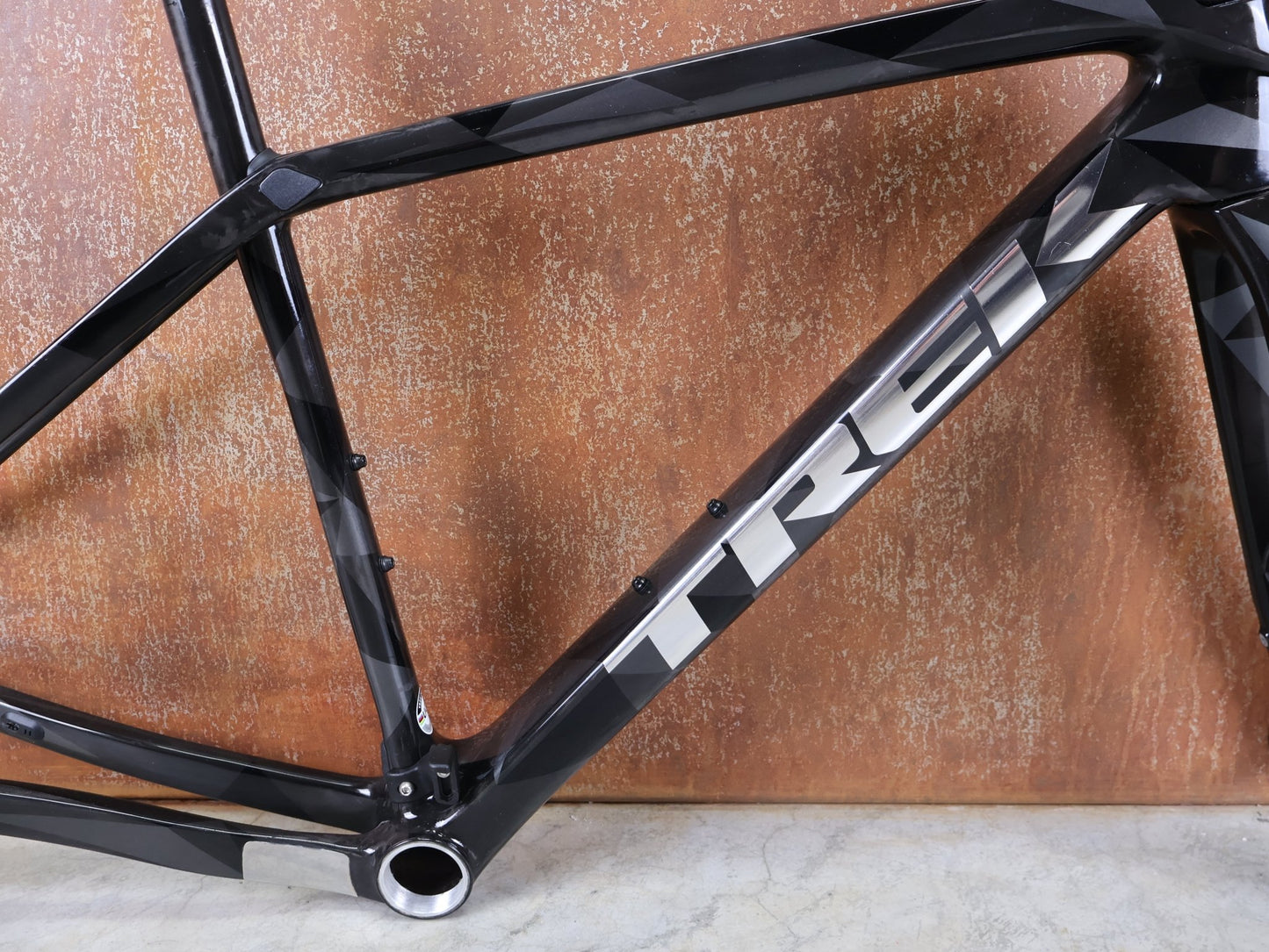 Gravel - /Cyclocrossrahmen von Trek, TREK BOONE RAHMENSET / CARBON SMOKE / LITHIUM GREY / TREK BLACK / DISC / 49CM vor USEDBIKES - OB.DE Hintergrund