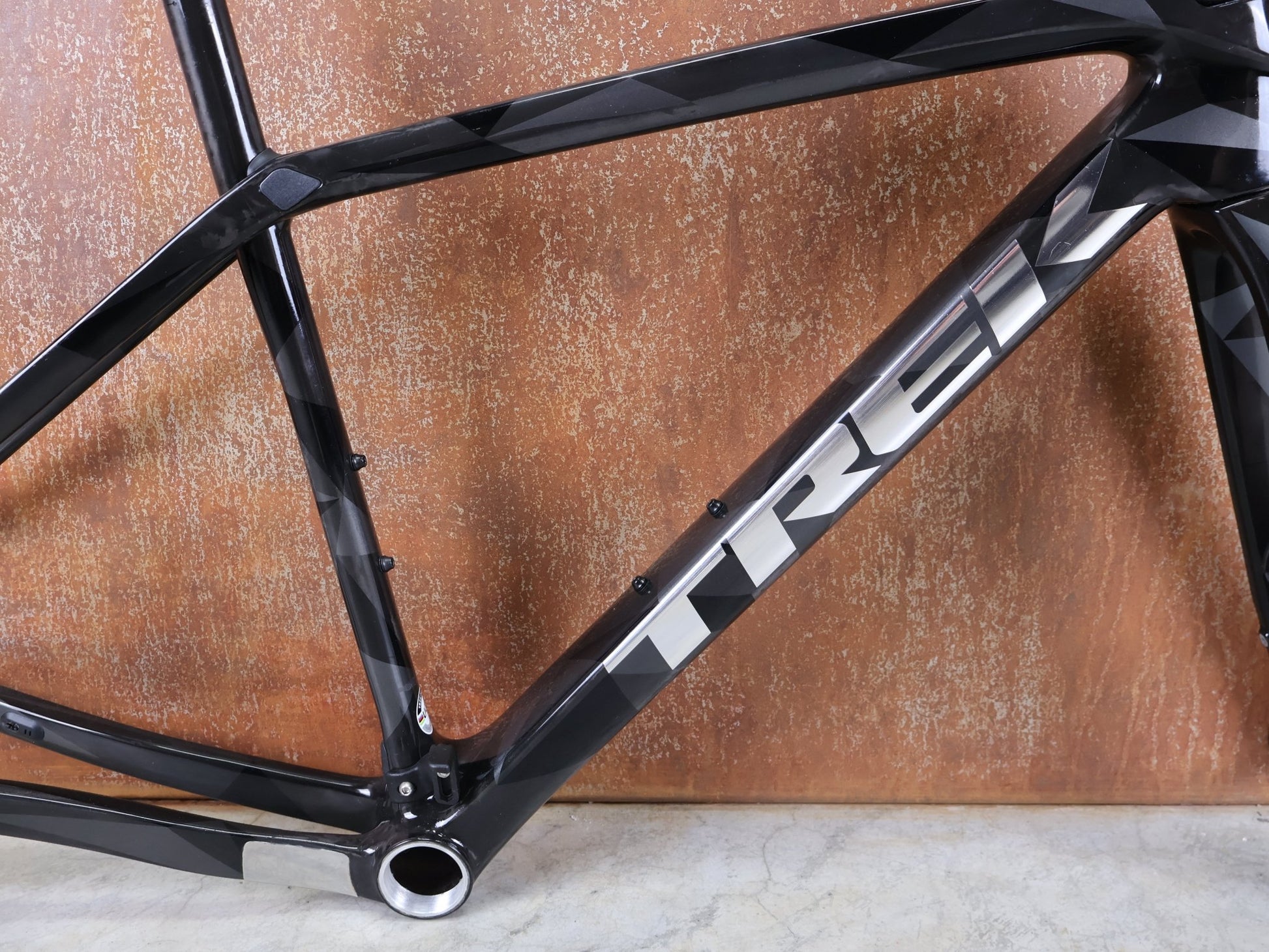 Gravel - /Cyclocrossrahmen von Trek, TREK BOONE RAHMENSET / CARBON SMOKE / LITHIUM GREY / TREK BLACK / DISC / 49CM vor USEDBIKES - OB.DE Hintergrund