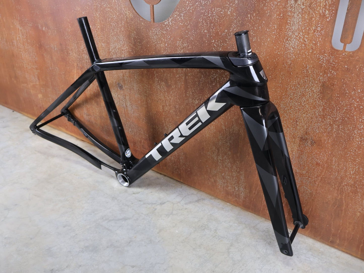 Gravel - /Cyclocrossrahmen von Trek, TREK BOONE RAHMENSET / CARBON SMOKE / LITHIUM GREY / TREK BLACK / DISC / 49CM vor USEDBIKES - OB.DE Hintergrund