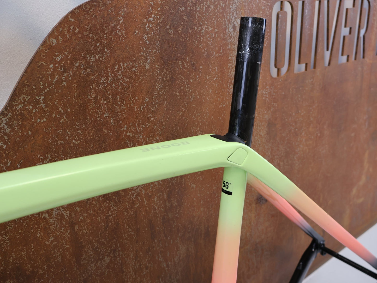 Gravel-/Cyclocrossrahmen von Trek, TREK BOONE RAHMENSET / LOWSTICK TO LIVING CORAL FADE / DISC / 56CM vor USEDBIKES-OB.DE Hintergrund