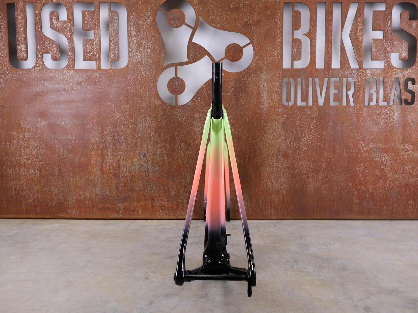 Gravel - /Cyclocrossrahmen von Trek, TREK BOONE RAHMENSET / LOWSTICK TO LIVING CORAL FADE / DISC / 56CM vor USEDBIKES - OB.DE Hintergrund