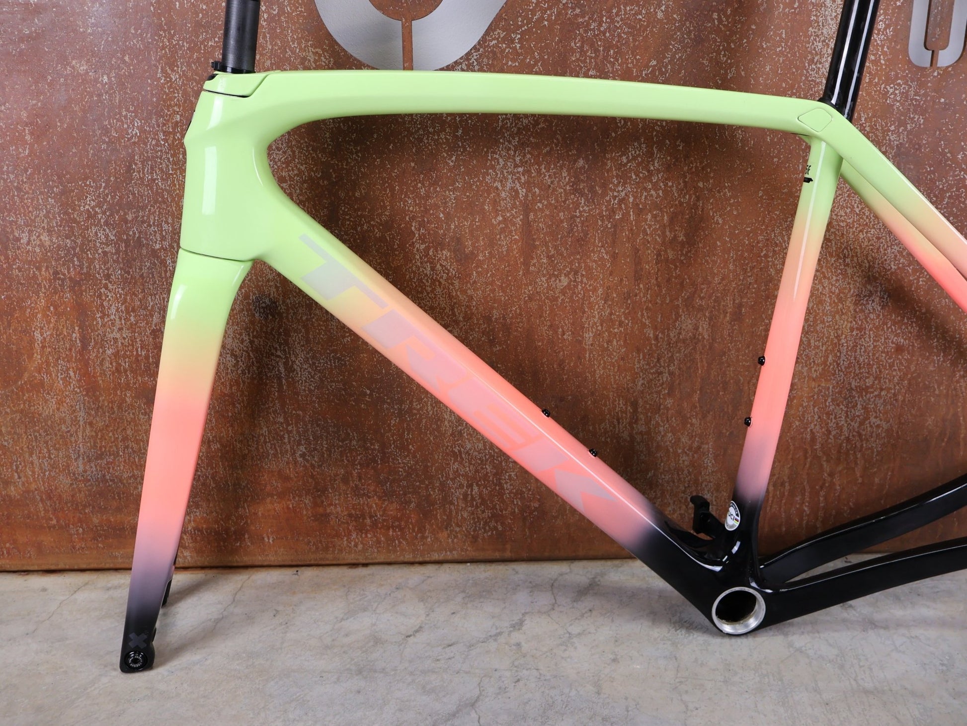 Gravel - /Cyclocrossrahmen von Trek, TREK BOONE RAHMENSET / LOWSTICK TO LIVING CORAL FADE / DISC / 56CM vor USEDBIKES - OB.DE Hintergrund