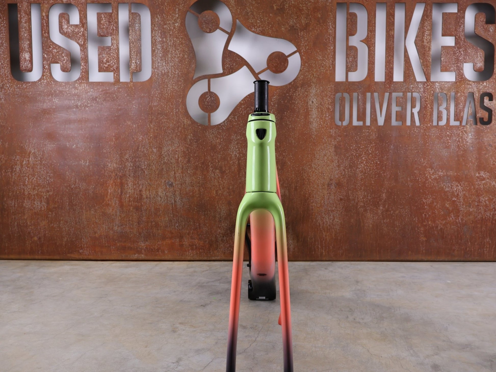 Gravel - /Cyclocrossrahmen von Trek, TREK BOONE RAHMENSET / LOWSTICK TO LIVING CORAL FADE / DISC / 56CM vor USEDBIKES - OB.DE Hintergrund