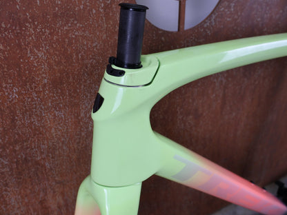 Gravel - /Cyclocrossrahmen von Trek, TREK BOONE RAHMENSET / LOWSTICK TO LIVING CORAL FADE / DISC / 56CM vor USEDBIKES - OB.DE Hintergrund