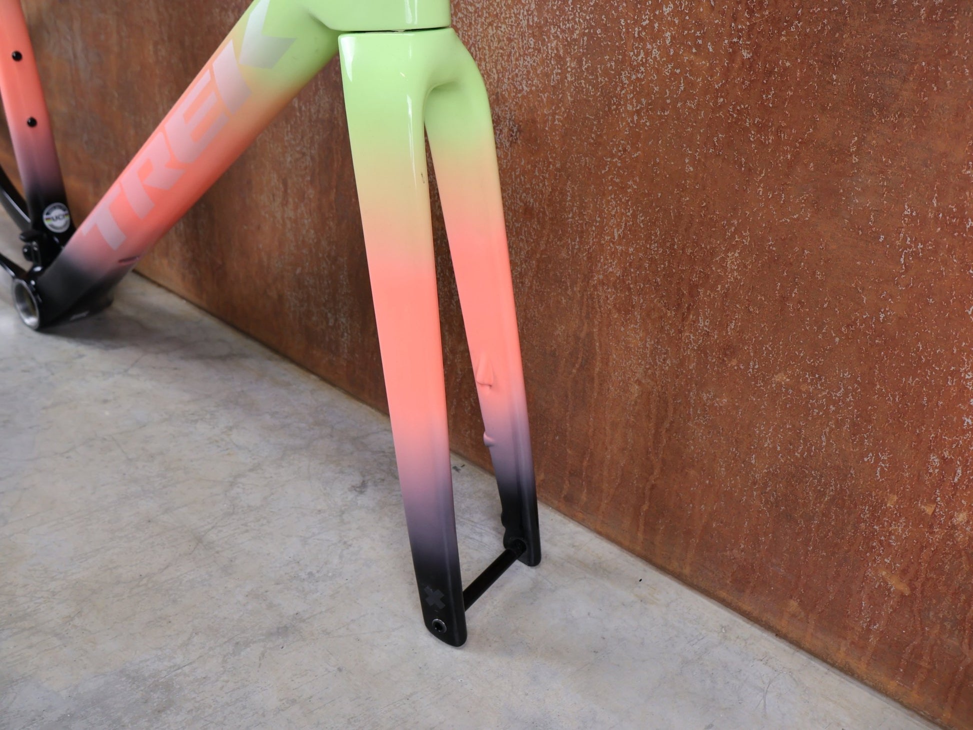 Gravel - /Cyclocrossrahmen von Trek, TREK BOONE RAHMENSET / LOWSTICK TO LIVING CORAL FADE / DISC / 56CM vor USEDBIKES - OB.DE Hintergrund