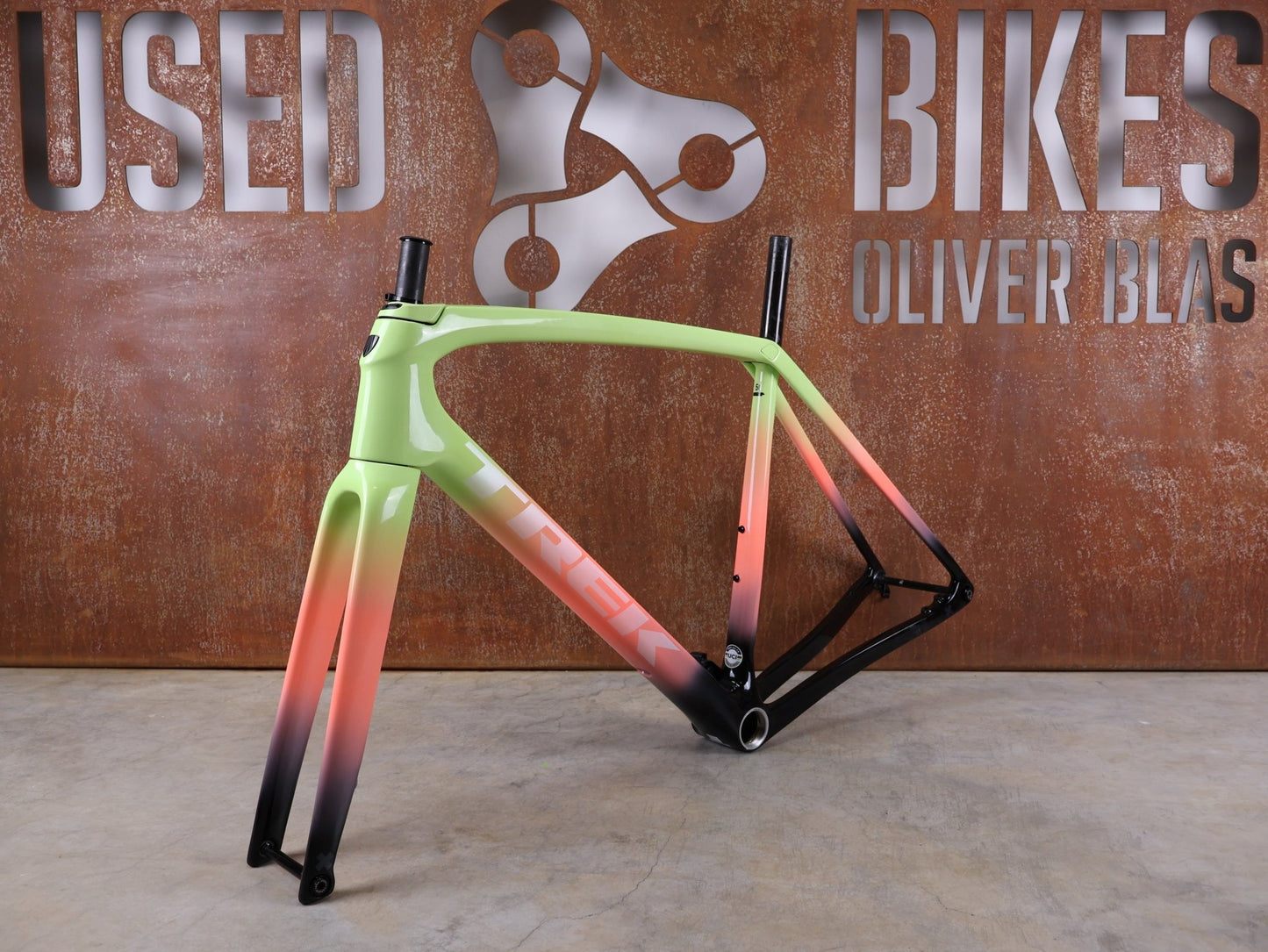 Gravel - /Cyclocrossrahmen von Trek, TREK BOONE RAHMENSET / LOWSTICK TO LIVING CORAL FADE / DISC / 56CM vor USEDBIKES - OB.DE Hintergrund