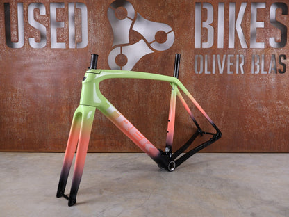 Gravel - /Cyclocrossrahmen von Trek, TREK BOONE RAHMENSET / LOWSTICK TO LIVING CORAL FADE / DISC / 56CM vor USEDBIKES - OB.DE Hintergrund