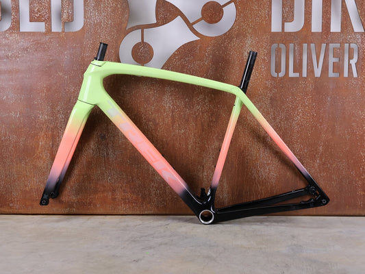 Gravel - /Cyclocrossrahmen von Trek, TREK BOONE RAHMENSET / LOWSTICK TO LIVING CORAL FADE / DISC / 56CM vor USEDBIKES - OB.DE Hintergrund