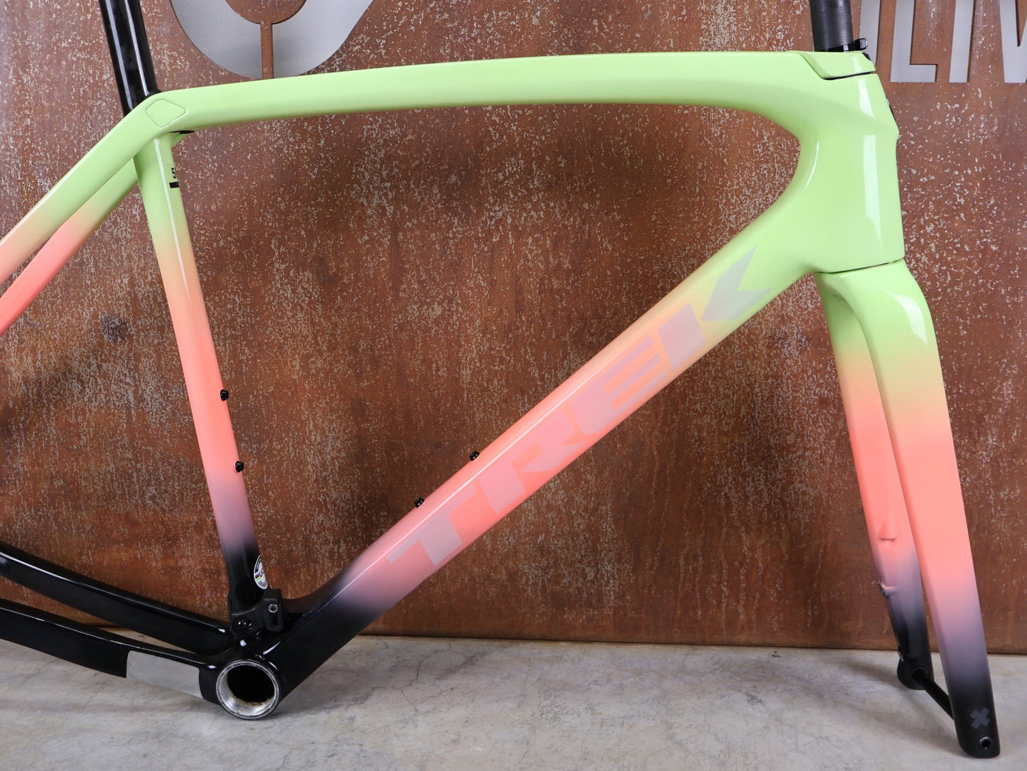 Gravel - /Cyclocrossrahmen von Trek, TREK BOONE RAHMENSET / LOWSTICK TO LIVING CORAL FADE / DISC / 56CM vor USEDBIKES - OB.DE Hintergrund