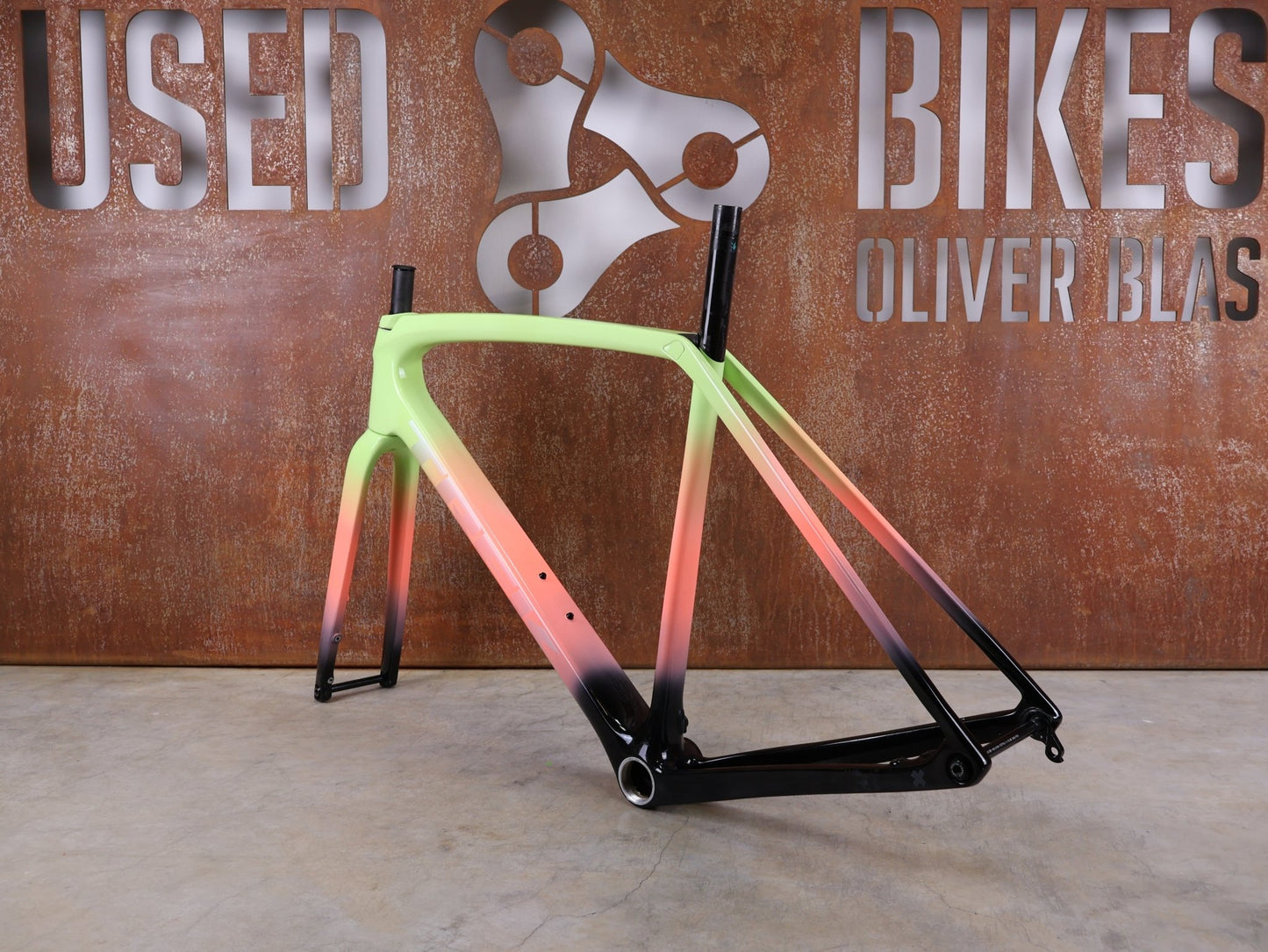 Gravel - /Cyclocrossrahmen von Trek, TREK BOONE RAHMENSET / LOWSTICK TO LIVING CORAL FADE / DISC / 56CM vor USEDBIKES - OB.DE Hintergrund