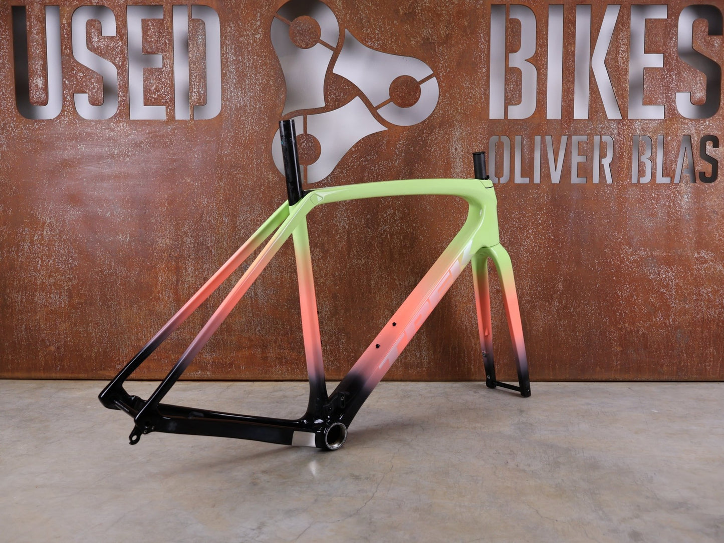 Gravel - /Cyclocrossrahmen von Trek, TREK BOONE RAHMENSET / LOWSTICK TO LIVING CORAL FADE / DISC / 56CM vor USEDBIKES - OB.DE Hintergrund