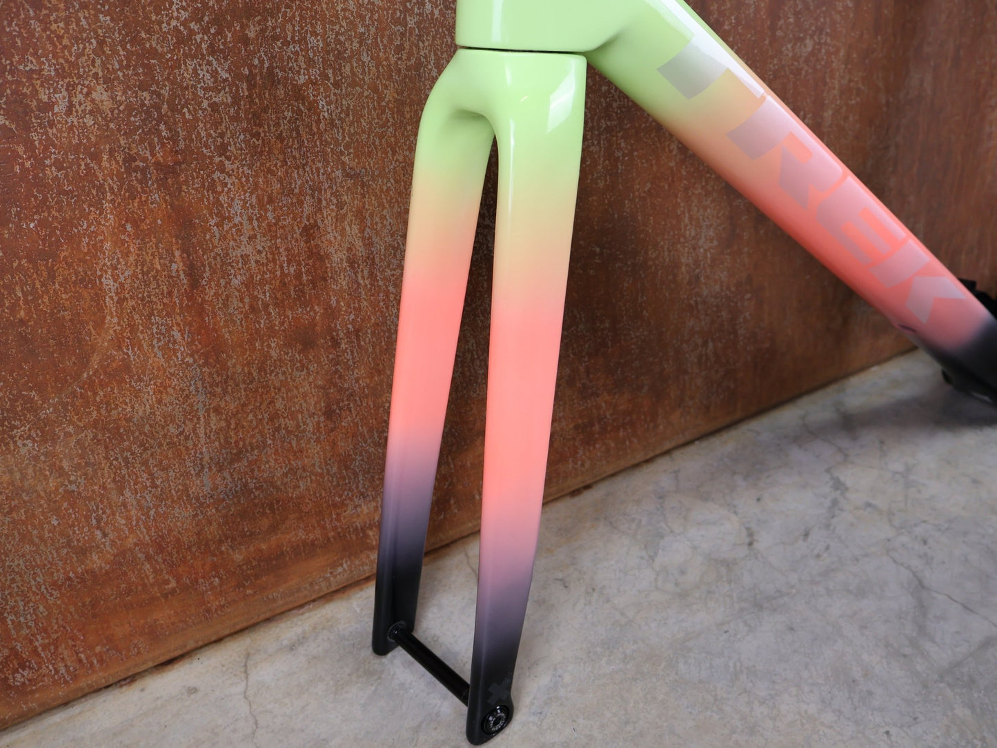 Gravel - /Cyclocrossrahmen von Trek, TREK BOONE RAHMENSET / LOWSTICK TO LIVING CORAL FADE / DISC / 56CM vor USEDBIKES - OB.DE Hintergrund