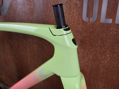 Gravel - /Cyclocrossrahmen von Trek, TREK BOONE RAHMENSET / LOWSTICK TO LIVING CORAL FADE / DISC / 56CM vor USEDBIKES - OB.DE Hintergrund