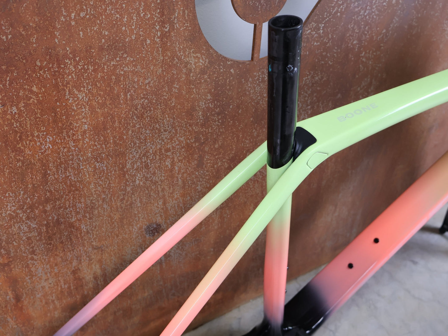 Gravel - /Cyclocrossrahmen von Trek, TREK BOONE RAHMENSET / LOWSTICK TO LIVING CORAL FADE / DISC / 56CM vor USEDBIKES - OB.DE Hintergrund